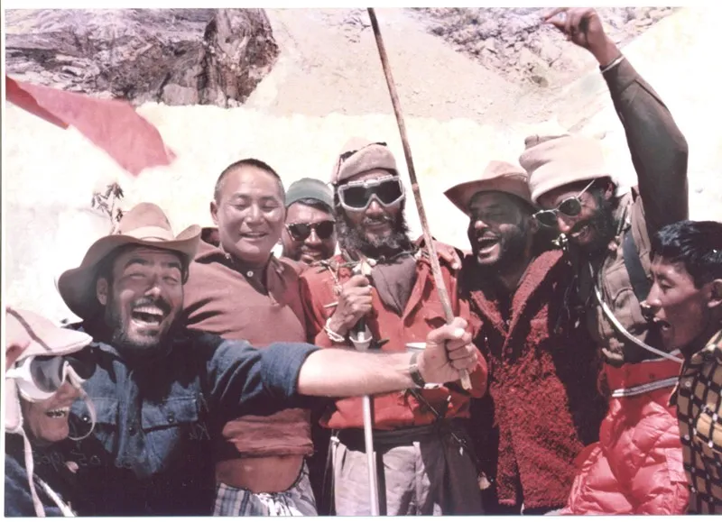 20 मई 1965 को एवरेस्ट के शिखर पर पहुंचने के बाद का खुशी का पल। मध्य में कैप्टन एमएस कोहली, सोनम ग्यत्सो (लाल कमीज में), उनसे अगले कैप्टन एन कुमार और कैप्टन एएस चीमा (बिल्कुल बाएं)